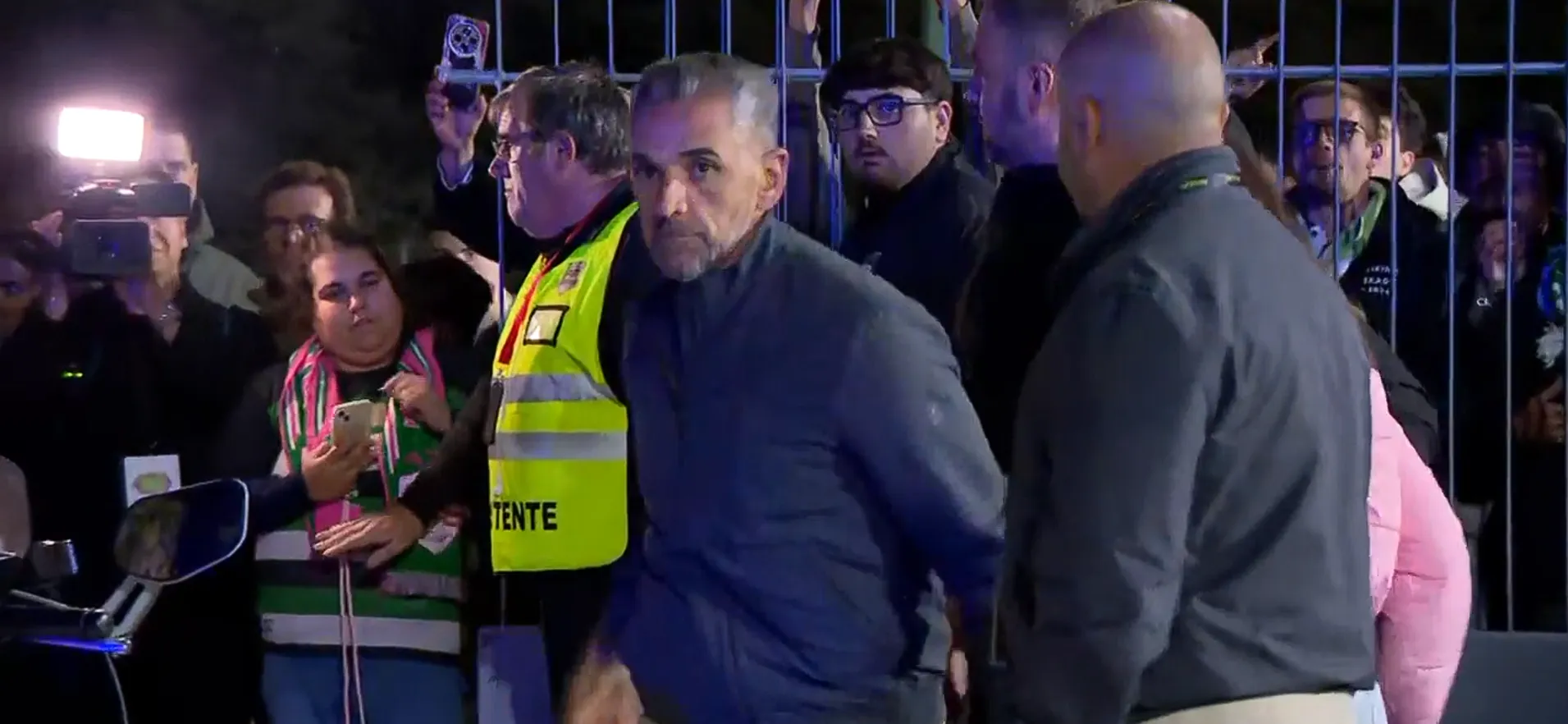 Rui Borges acarinhado à saída de Rio Maior